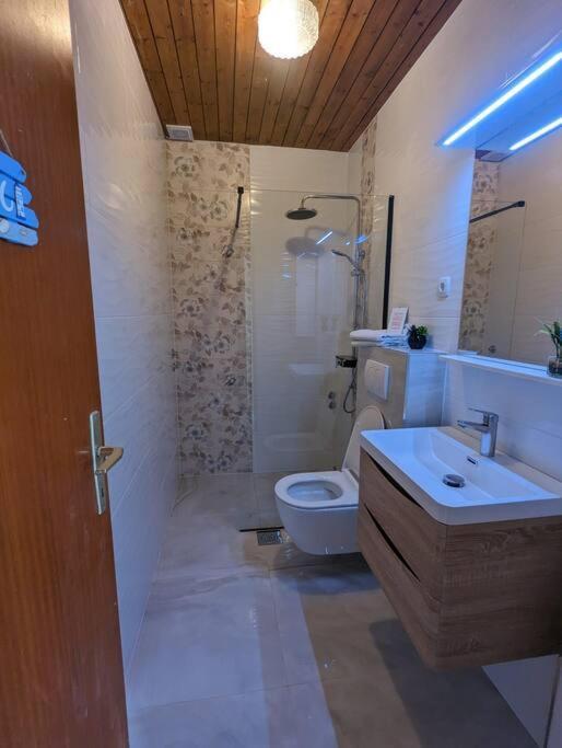 Zeezicht Appartement 50M From Beach Srima Exterior foto