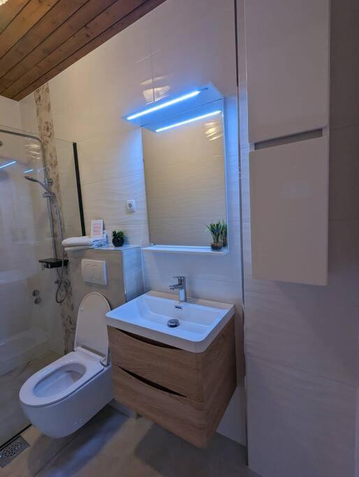Zeezicht Appartement 50M From Beach Srima Exterior foto