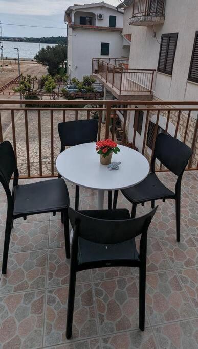 Zeezicht Appartement 50M From Beach Srima Exterior foto