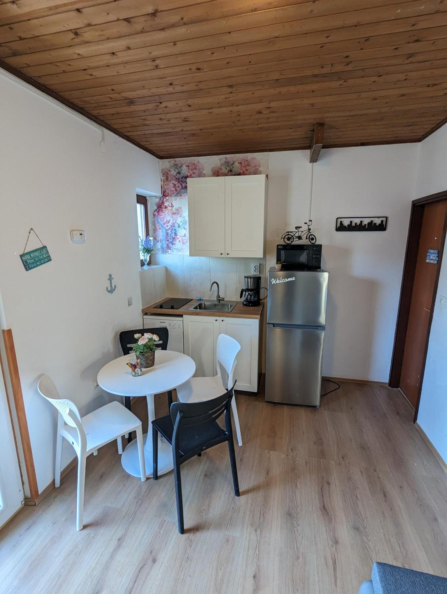 Zeezicht Appartement 50M From Beach Srima Exterior foto